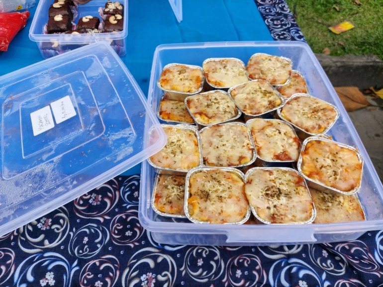 Schotel de macarrones apilados en un recipiente de plástico.