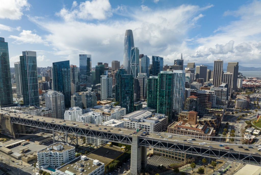 Vista aérea del horizonte de San Francisco con el puente de la bahía de San Francisco-Oakland en primer plano Resumen de TechCrunch+: 20 preguntas que hacen los capitalistas de riesgo, consejos de cumplimiento de las criptomonedas, encuesta de inversores indios