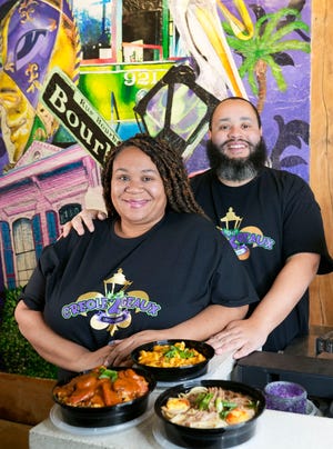 6 de marzo de 2023;  Columbus, OH, EE. UU.;  Janvier y Sharif Ward abrieron una segunda ubicación de Creole 2 Geaux en 104 N. Front Street en Arena District of Columbus.  Creole 2 Geaux debutó como camión de comida en 2015 y en East Market en 2022. Crédito obligatorio: Barbara J. Perenic/Columbus Dispatch