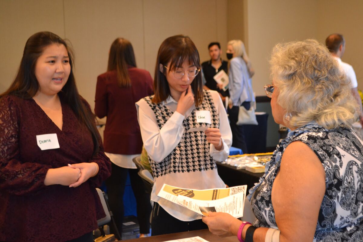 Diana Mei y Chloe Bui de Wealthcentric en una pasada Feria de Negocios y Carreras de la Cámara de Comercio de Poway.