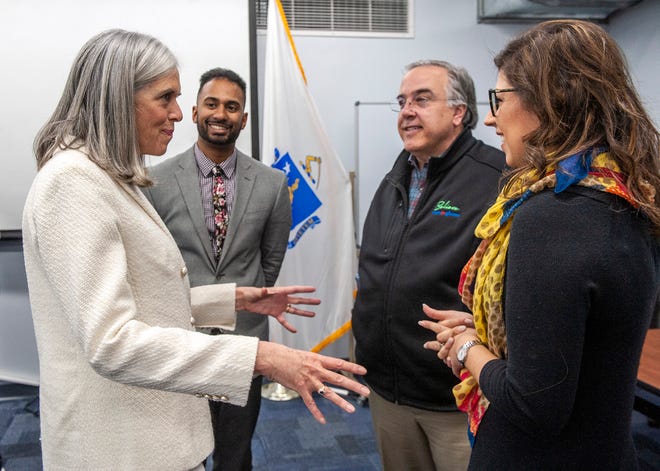 La representante de EE. UU. Katherine Clark, a la izquierda, visitó la Autoridad de Tránsito Regional de MetroWest en Framingham para reunirse con funcionarios de la ciudad, el 21 de marzo de 2023. De izquierda a derecha están Clark, el director ejecutivo de Downtown Framingham Inc. Reyad Shah, el concejal de la ciudad John Stefanini y la representante estatal Priscila Sousa, D-Framingham.