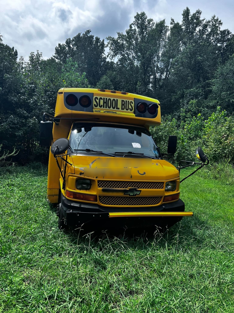 Autobus destrozado en un terreno