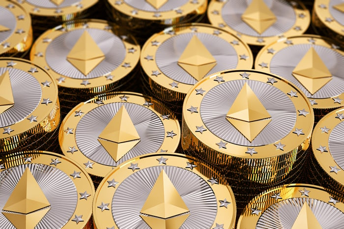 Monedas con el logo de Ethereum.