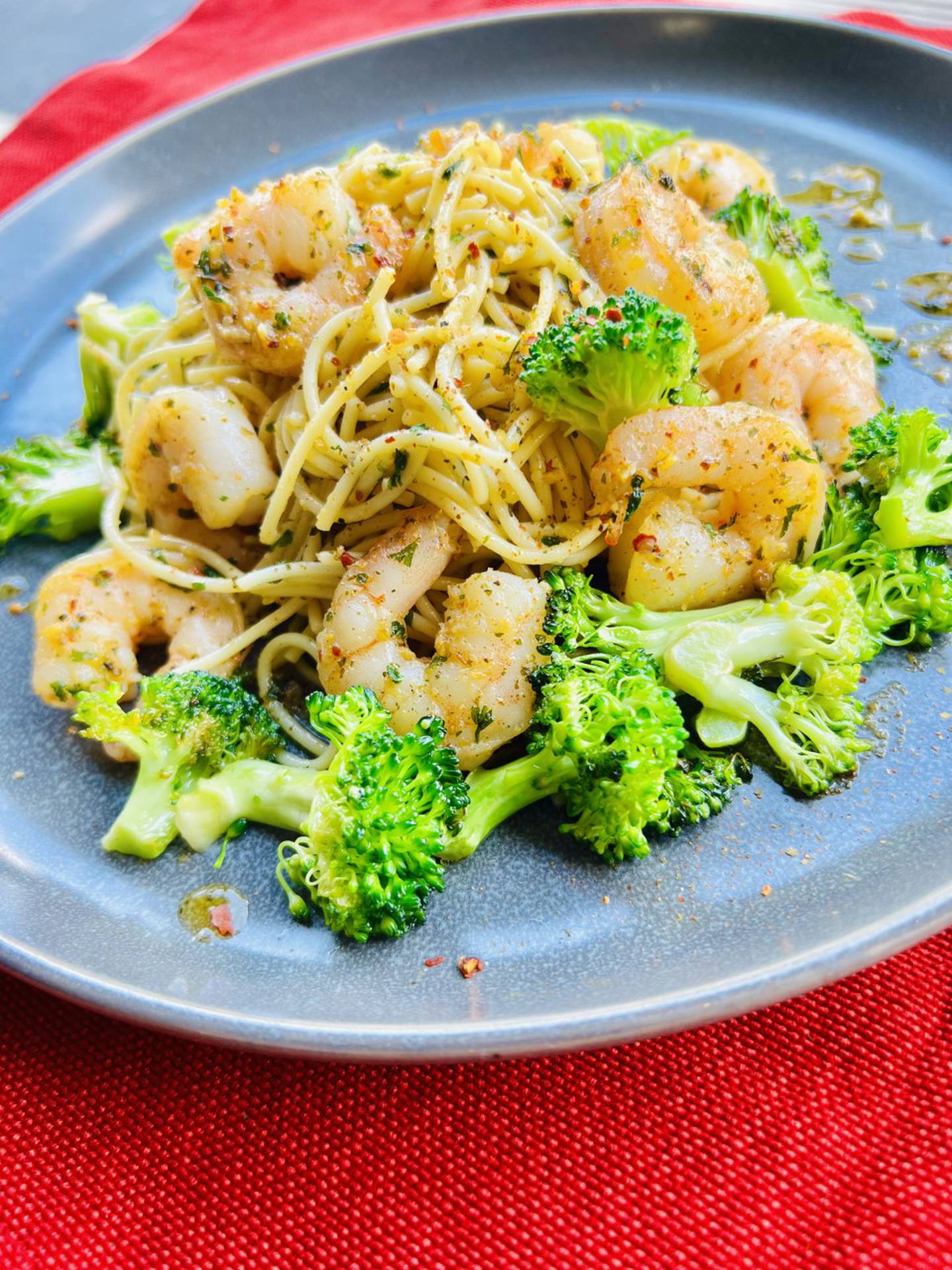 En la foto, camarones al ajillo y brócoli con pasta de vino blanco con mantequilla preparada por Arron Sain de Plainfield, propietario de Insainly Fit Meals.