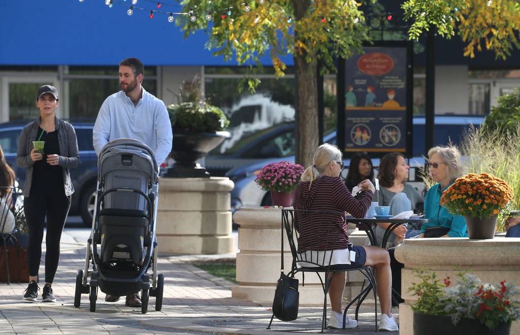 Los clientes se sientan al aire libre en el comedor al aire libre de Arlington Alfresco, disfrutando de una conversación y comida, en el centro de Arlington Heights el 29 de septiembre de 2021. 