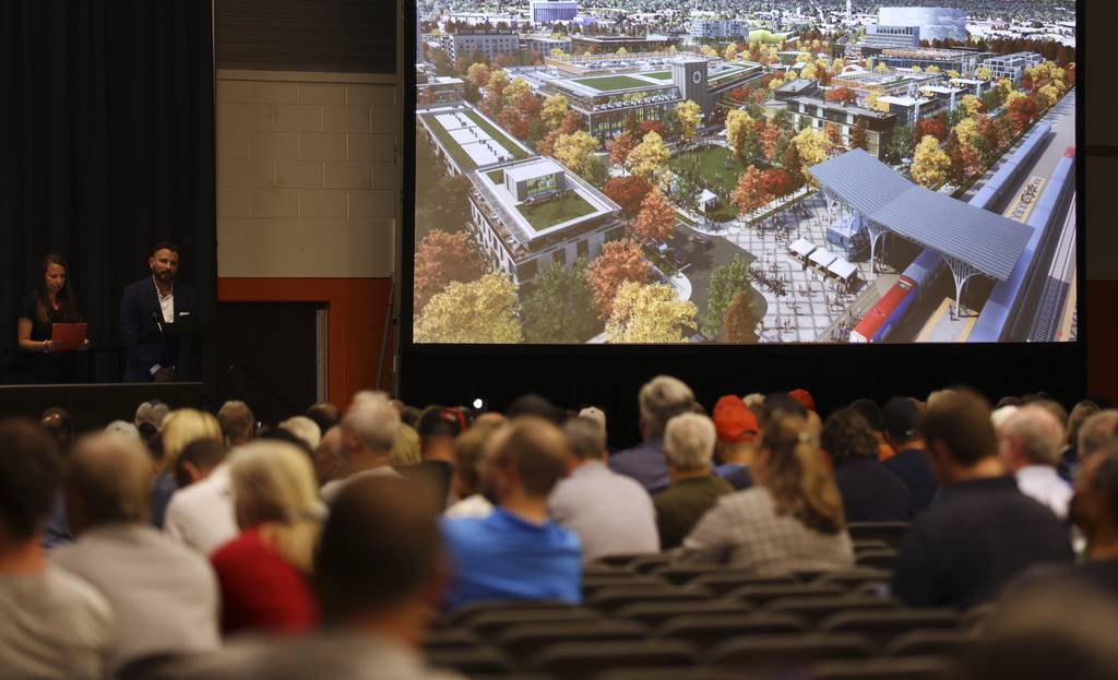 Se muestra una representación del complejo mientras los representantes de los Chicago Bears presentan su concepto para construir un nuevo estadio y distrito de entretenimiento en el sitio del hipódromo internacional de Arlington durante una reunión pública informativa en Hersey High School en Arlington Heights el jueves 8 de septiembre. 2022. (Chris Sweda/Chicago Tribune)