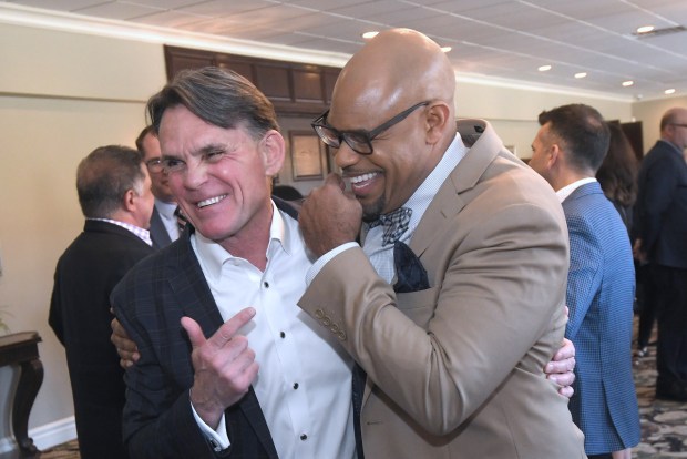 El ejecutivo del condado de Macomb, Mark Hackel, a la izquierda, comparte un momento humorístico con un invitado durante el almuerzo del gobernador el martes.  DAVID DALTON para MediaNews Group