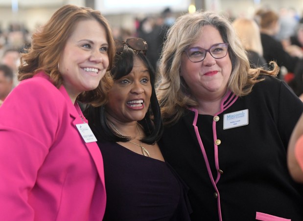 Stacy Ziarko, presidenta y directora ejecutiva de la Cámara de Comercio de Sterling Heights, a la izquierda, y Kelley Lovati, presidenta y directora ejecutiva de la Cámara de Macomb, a la derecha, posan con un invitado en el Almuerzo del Gobernador el martes organizado por el Centro Cultural Asunción.  DAVID DALTON para MediaNews Group