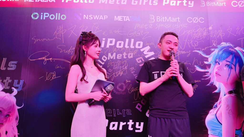 Justin Sun se sonroja mientras comparte escenario con Nina el 11 de abril, ajeno a la inminente amenaza legal que se materializará al día siguiente. 