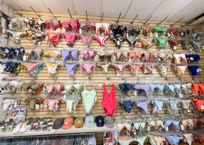 Pared de bikinis y bañadores en Nomad Surf Shop