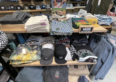 Gorras y camisetas de hombre Vans en Nomad Surf Shop