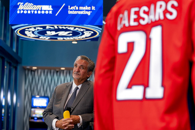 El fundador y director ejecutivo de Monumental Sports & Entertainment y propietario de los Washington Wizards y los Washington Capitals, Ted Leonsis, asiste a una ceremonia de inauguración.