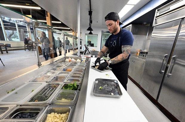 LOVELAND, CO - 14 DE ABRIL DE 2023: El director culinario Luke Coan hace un sándwich para un cliente el viernes 14 de abril de 2023 en el nuevo Col Kitchen and Cafe en el campus de The Forge en Loveland.  (Jenny Sparks/Loveland Reporter-Herald)