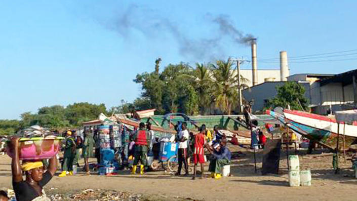 Fábrica de plomo dorado en Gunjur, Gambia