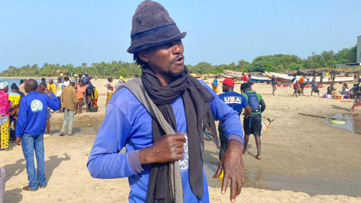 Un pescador en la playa de Gunjur, Gambia