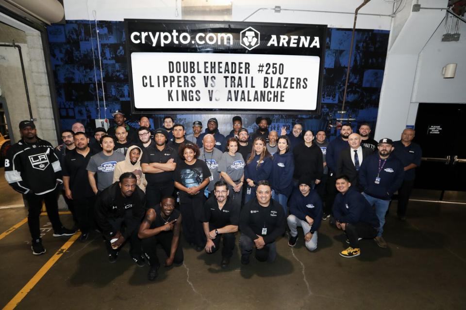 Los empleados de Crypto.com Arena se reúnen para una foto de equipo