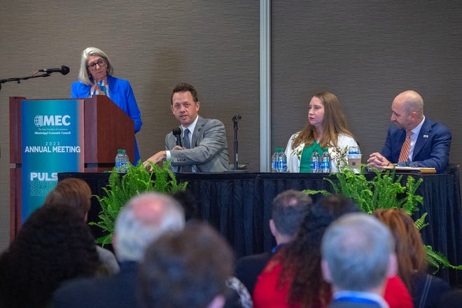 La moderadora Jean Massey, de izquierda a derecha, con el Consejo Económico de Mississippi Ascenso al 55 %, escucha al panelista Bradley Lum del Departamento Correccional de Mississippi/MDOC Works, hablar durante la sesión de Aumento de la alineación educativa en la reunión anual de MEC en el Complejo de convenciones de Jackson en Jackson , Misisipí, jueves 20 de abril de 2023. Los panelistas Bethanie Miller de Western Container Corporation y Nathan Oakley de K-12 Innovation en Accelerate Mississippi escuchan.