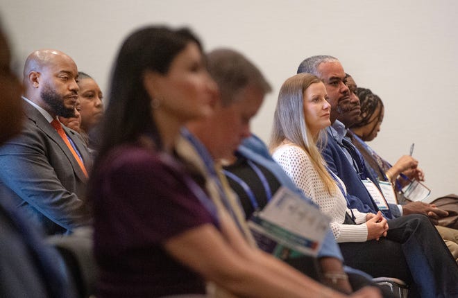 Los asistentes a la reunión anual del Consejo Económico de Mississippi, Andre Heath, a la izquierda, de Petal, con Wayne-Sanderson Farms, y Daguerre Henry de Brandon, con MDOC Works, escuchan a los panelistas durante la sesión de Aumento del logro educativo en el Jackson Convention Complex en Jackson, Miss. , jueves, 20 de abril de 2023.