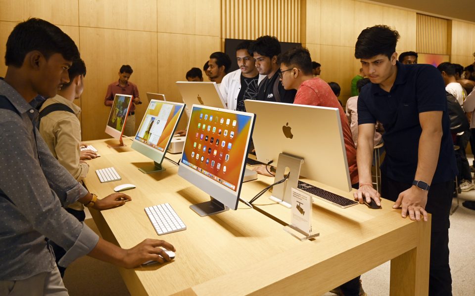 Gente jugando en las pantallas de escritorio del iMac de Apple.