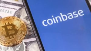 El logotipo de Coinbase (la acción de COIN) en la pantalla de un teléfono inteligente con un token BTC. El invierno de las criptomonedas se acerca.