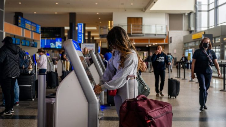 Un pasajero de Southwest Airlines se registra para su vuelo en el Aeropuerto Internacional Austin-Bergstrom.