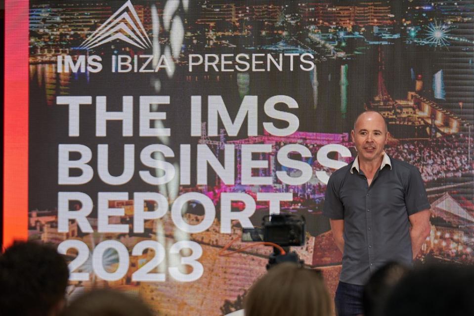 El director general y analista de MIDiA Research, Mark Mulligan, presenta el Informe comercial de IMS para 2023 en la conferencia IMS Ibiza el 26 de abril de 2023. (Cortesía de IMS)