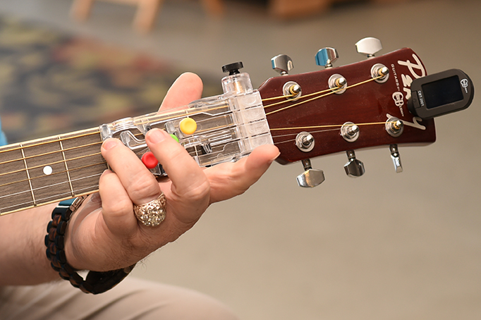 Con ChordBuddy, cualquiera puede tocar una canción de guitarra en menos de cinco minutos y aprender a tocar en dos meses o menos.  (Foto de TROY/Clif Lusk)