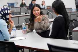 La profesora adjunta de Negocios Samira Fallah, a la izquierda, conversa con los estudiantes del Equipo 4, Edenia Benítez y Kate Ramírez. (Foto de Suzanne Carr Rossi).