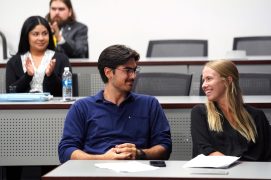 Marcelo Ruggiero y Jane Kisselev, Equipo 5, reaccionan a uno de los anuncios de premios. (Suzanne Carr Rossi.)