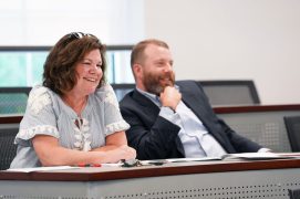 Los jueces Linda Blakemore '84 y Andrew Blate '04 reaccionan a un momento de luz en una de las presentaciones. (Foto de Suzanne Carr Rossi).