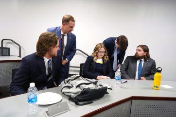 Los estudiantes del Equipo 3, Kris Schulte, Tyler Ventura, Abigail Atkinson, Jeffrey McLean y Christopher Tugeau, se reúnen después de su presentación. (Foto de Suzanne Carr Rossi).