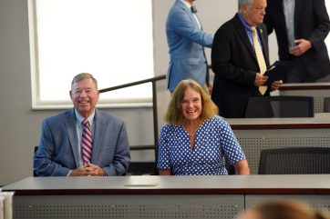 Leigh Frackelton y su esposa Justin se ríen mientras los invitados comparten historias sobre el profesor emérito, quien se jubiló de la UMW en 2021. Foto de Suzanne Carr Rossi.