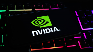 Primer plano de la pantalla del teléfono móvil con el logotipo de nvidia Corporation en el teclado de la computadora.  Acciones de NVDA.