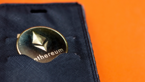 La moneda Etereum está en el bolsillo.  Ethereum es una cadena de bloques descentralizada de código abierto con funcionalidad de contrato inteligente.  criptomoneda ETH