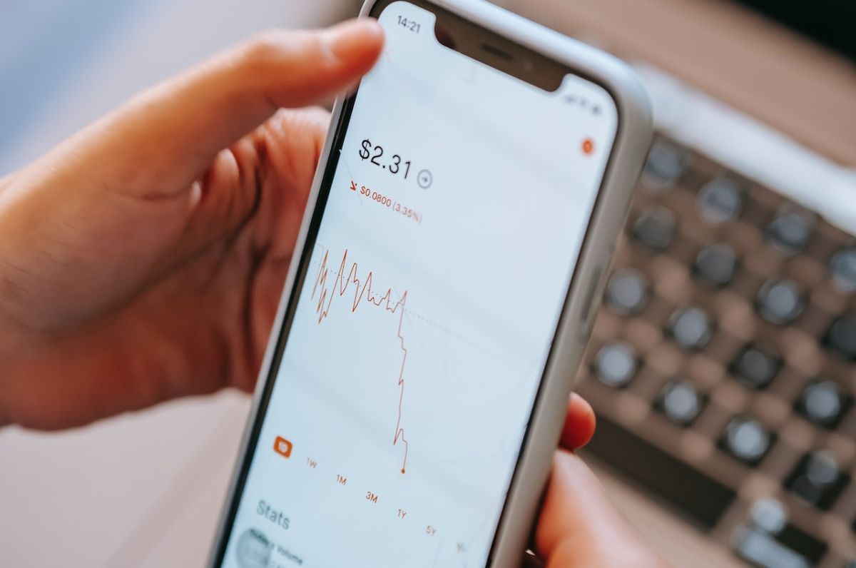 un teléfono que muestra un gráfico financiero descendente