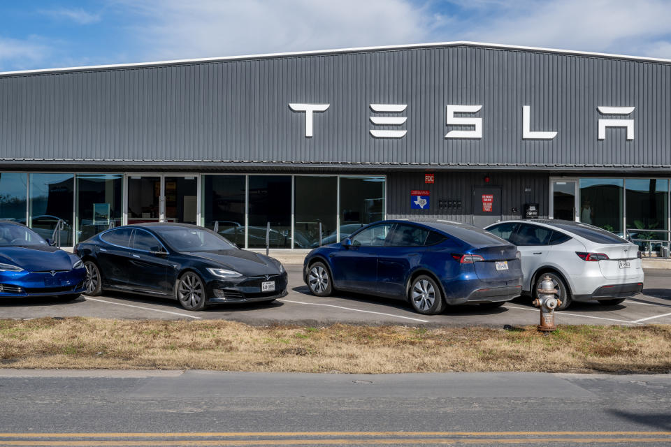 AUSTIN, TEXAS - 3 DE ENERO: Se ve un concesionario Tesla el 3 de enero de 2023 en Austin, Texas.  Las ganancias trimestrales de Tesla no alcanzaron las expectativas de Wall Street y su objetivo de entrega para 2022, perdiendo aproximadamente $ 675 mil millones en valoración de mercado.  El CEO Elon Musk sugirió que las tasas de interés económicas de 2022 afectaron la demanda de vehículos.  (Foto de Brandon Bell/Getty Images)