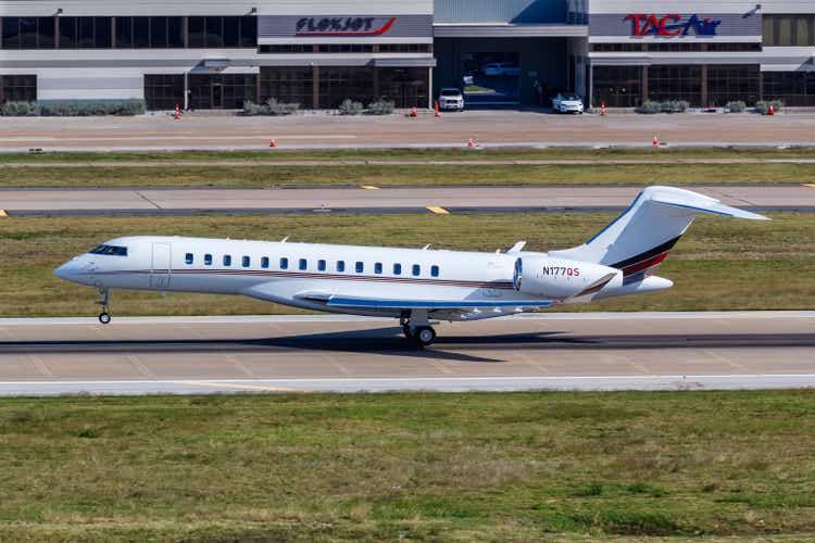 Avión NetJets Bombardier Global 7500 en el aeropuerto Dallas Love Field en los Estados Unidos