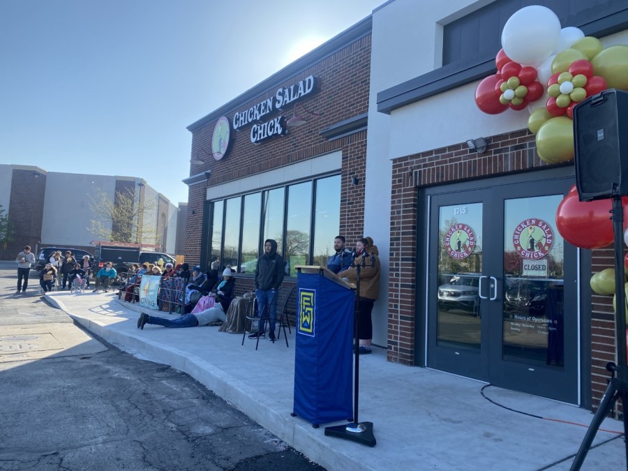 los clientes esperan la gran inauguración de Chicken Salad Chick