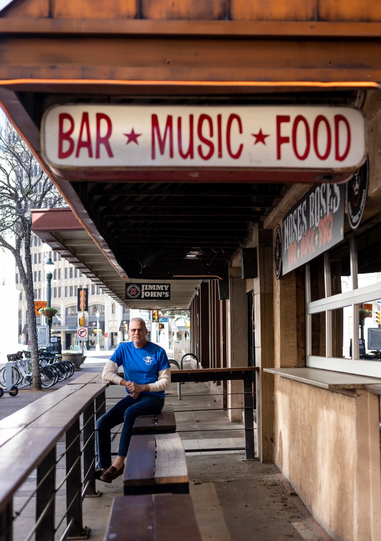 Vince Cantu es dueño de Moses Roses Hideout en Houston Street. 