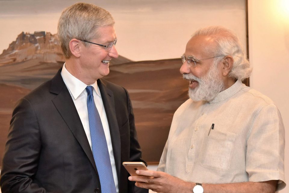 El CEO de Apple, Tim Cook, y el primer ministro de India, Narendra Modi.