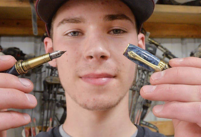 Andrew Aspden, de 17 años, muestra un bolígrafo personalizado que creó en el taller de su familia en North East Township el 11 de abril.