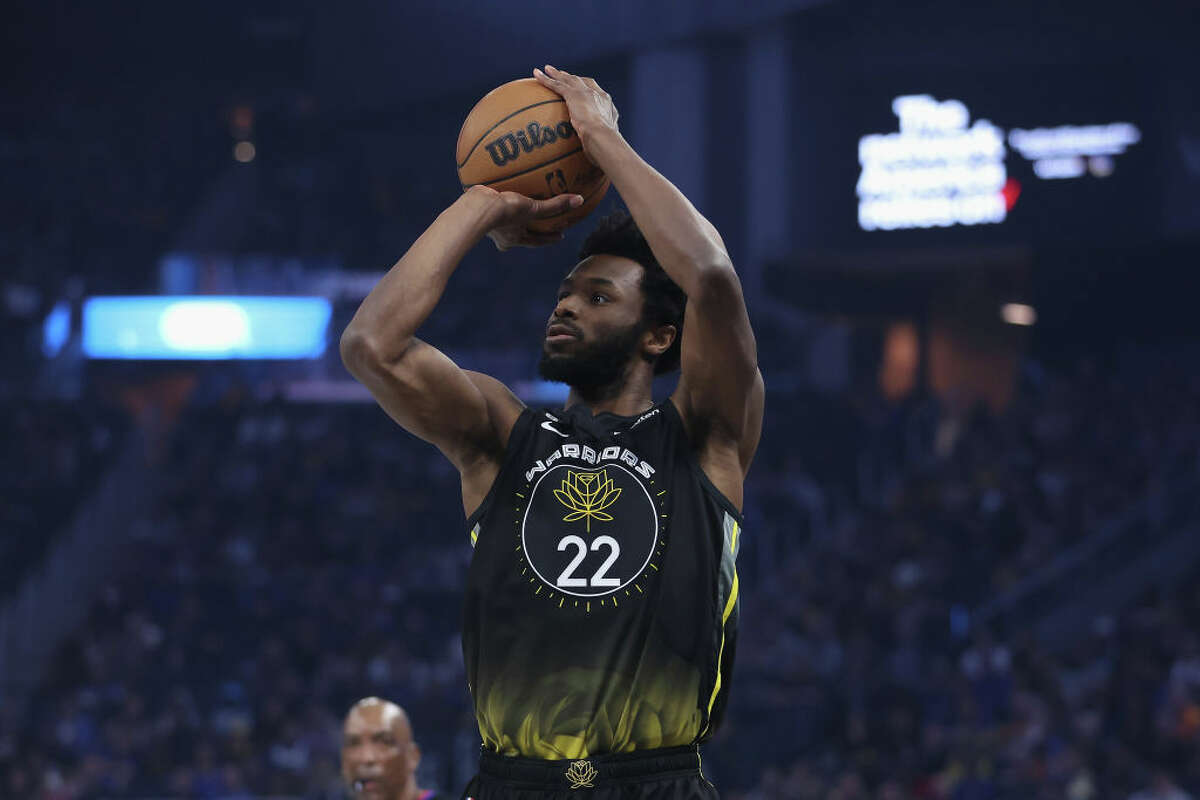 Andrew Wiggins de los Golden State Warriors dispara en el primer cuarto contra los Washington Wizards en el Chase Center el 13 de febrero en San Francisco.