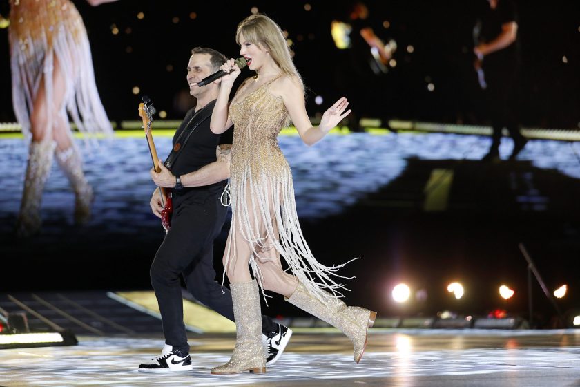 Taylor Swift se presenta en el escenario