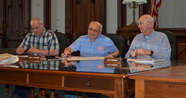 En la foto (de izquierda a derecha) están Doug Ruch, Mike Kissinger y Lee Harman escuchando un caso presentado ante la Comisión del Plan del Área del Condado de Kosciusko el miércoles.  Foto de Phoebe Muthart, InkFreeNews.