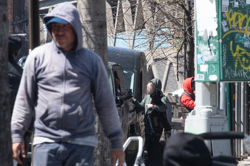 Una mujer le tiende la mano a un hombre en una furgoneta