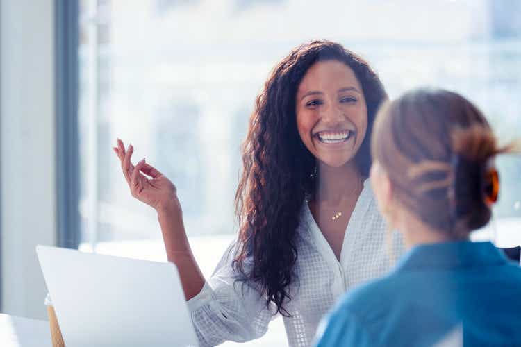 Colegas de negocios conversando