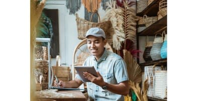 Tableta de lectura de hombre en la tienda