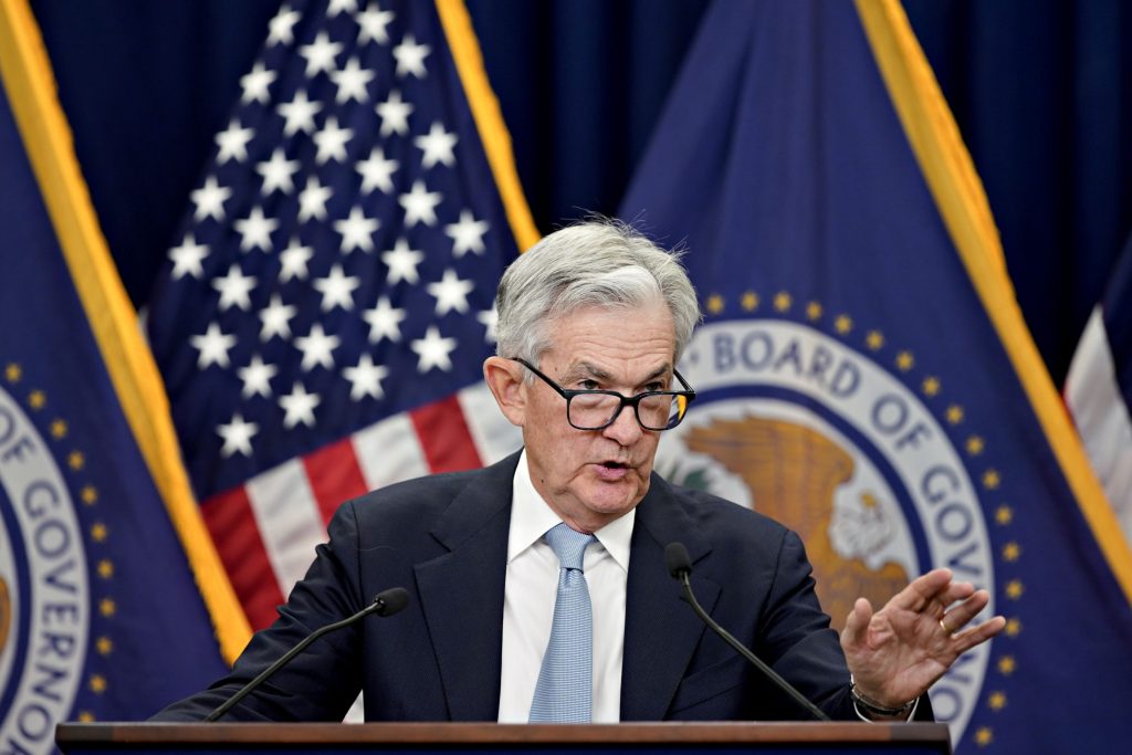 El presidente de la Fed, Jerome Powell, se para frente a los reporteros en una conferencia de prensa.