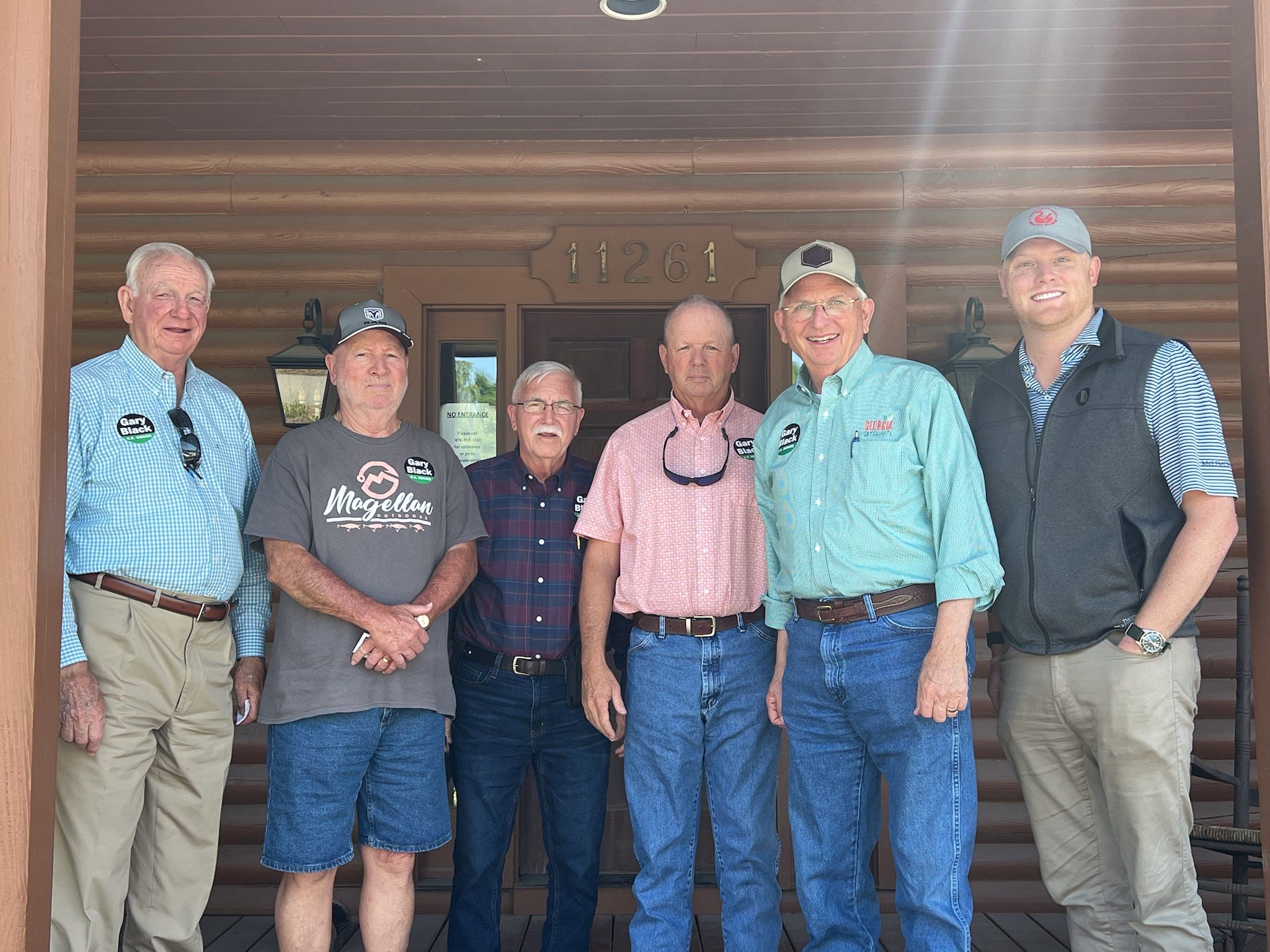 ARCHIVO - El ex comisionado de Agricultura de Georgia, Gary Black (segundo desde la derecha) recorrió Battle Lumber Company en Wadley durante su fallida campaña para el Senado de los EE. UU.  En la foto aparecen (desde la izquierda) el senador estatal Max Burns, el miembro republicano del condado de Jefferson LC Clark Sr., el vicepresidente del Partido Republicano del condado de Jefferson Denny Livesay, el presidente del Partido Republicano del condado Alan York y Rob Swan de Battle Lumber.