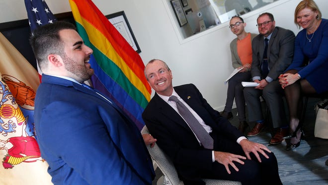 El Director Ejecutivo de Igualdad de Garden State, Christian Fuscarino (izquierda), dijo que un nuevo programa de certificación estatal "garantizará que las personas LGBTQ+ que históricamente han sido ignoradas en cuanto a oportunidades debido a la discriminación y las prácticas de exclusión tendrán una oportunidad justa de administrar un negocio próspero."